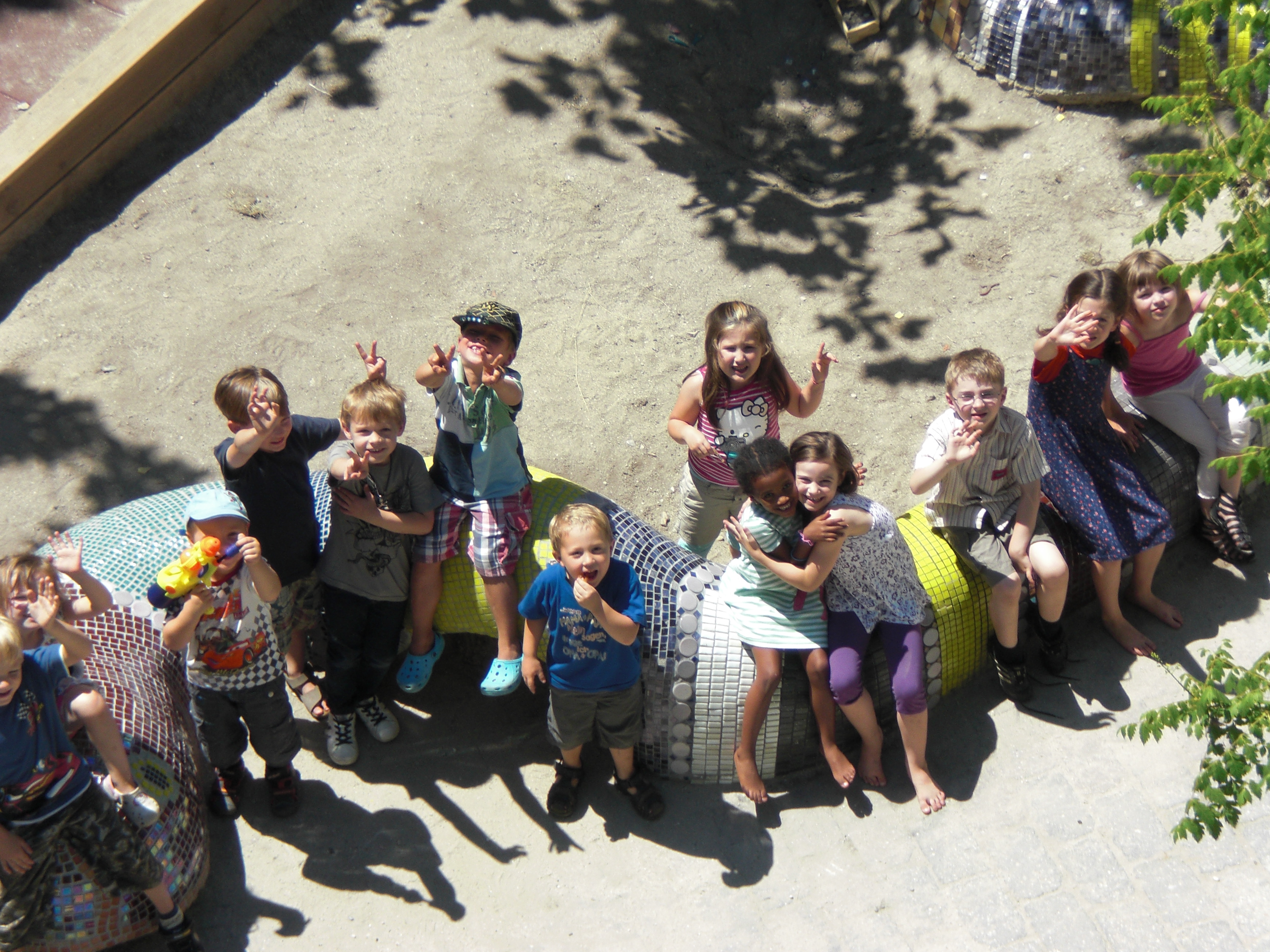 die Kinder beim Bespielen der fertigen Schlange