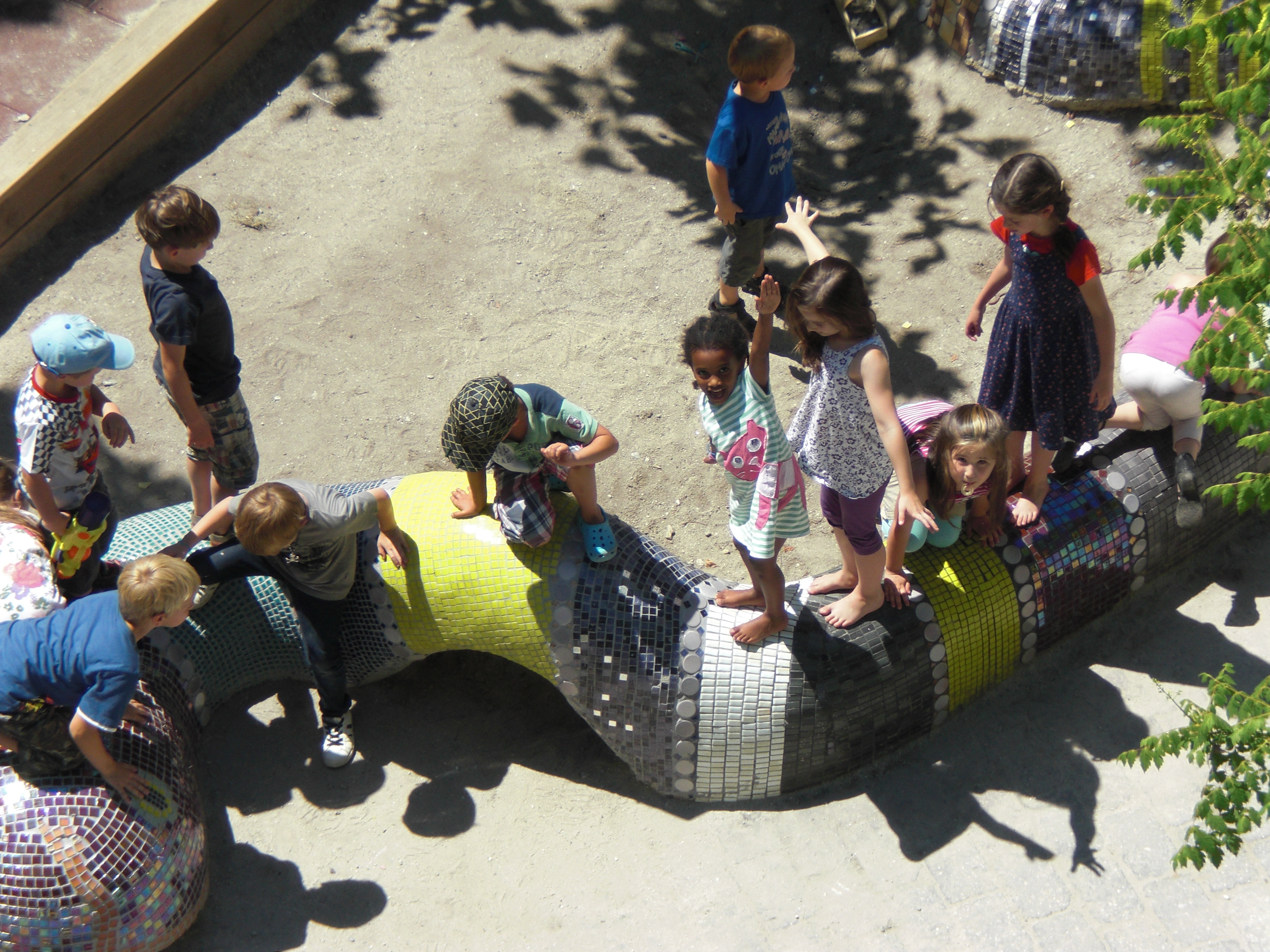 die Kinder beim Bespielen der fertigen Schlange1
